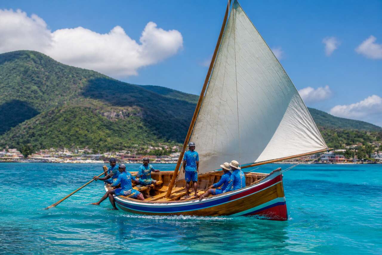 La yole ronde, un embl&egrave;me martiniquais en mer et &agrave; terre