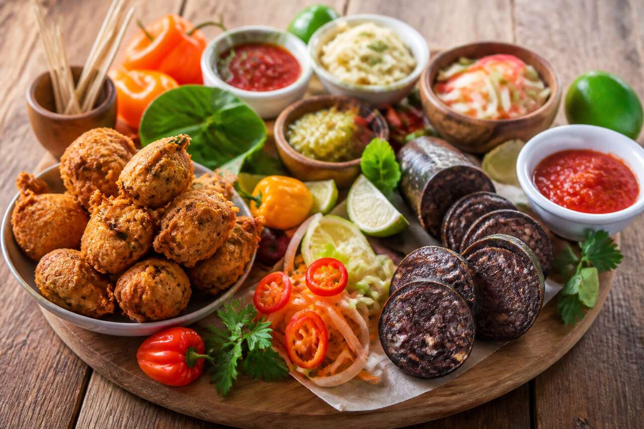 Entr&eacute;es et bouch&eacute;es incontournables: accras, boudin, marinades et sauces
