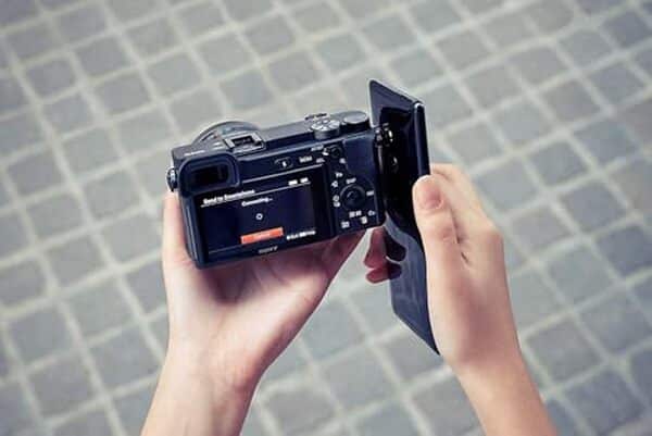 Découvrez notre test détaillé du Sony Alpha 6400 : performances, qualité vidéo et fonctionnalités idéales pour les créateurs de contenu et vloggers en quête d'un appareil hybride performant. 